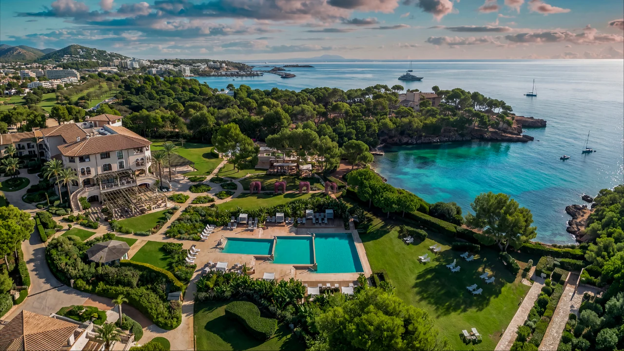 Jardines y piscinas del St. Regis Mardavall frente a la bahía